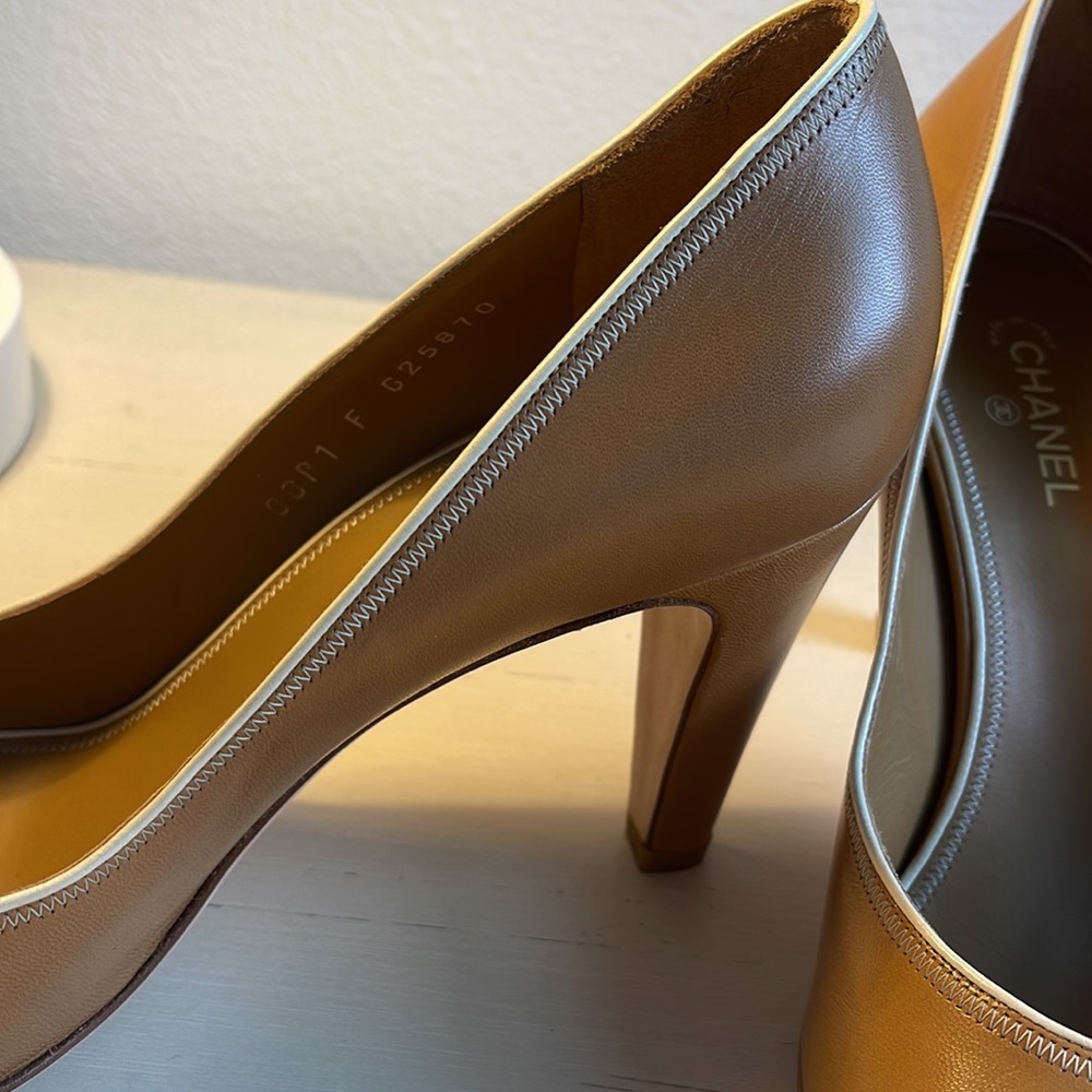 NEW Chanel Brown Tan CC Logo Round Toe Leather Heels 41